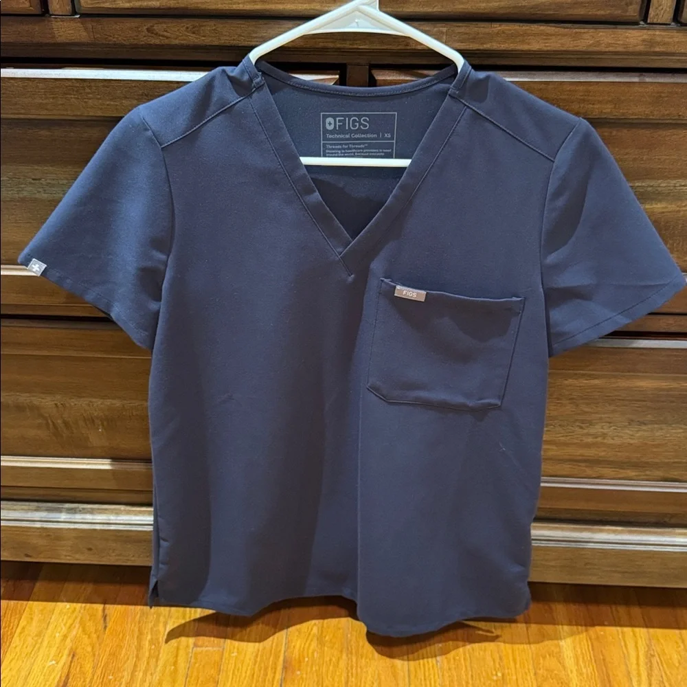 Figs Women’s Catarina One Pocket Scrub Top - Space Navy - Picture 1 of 2